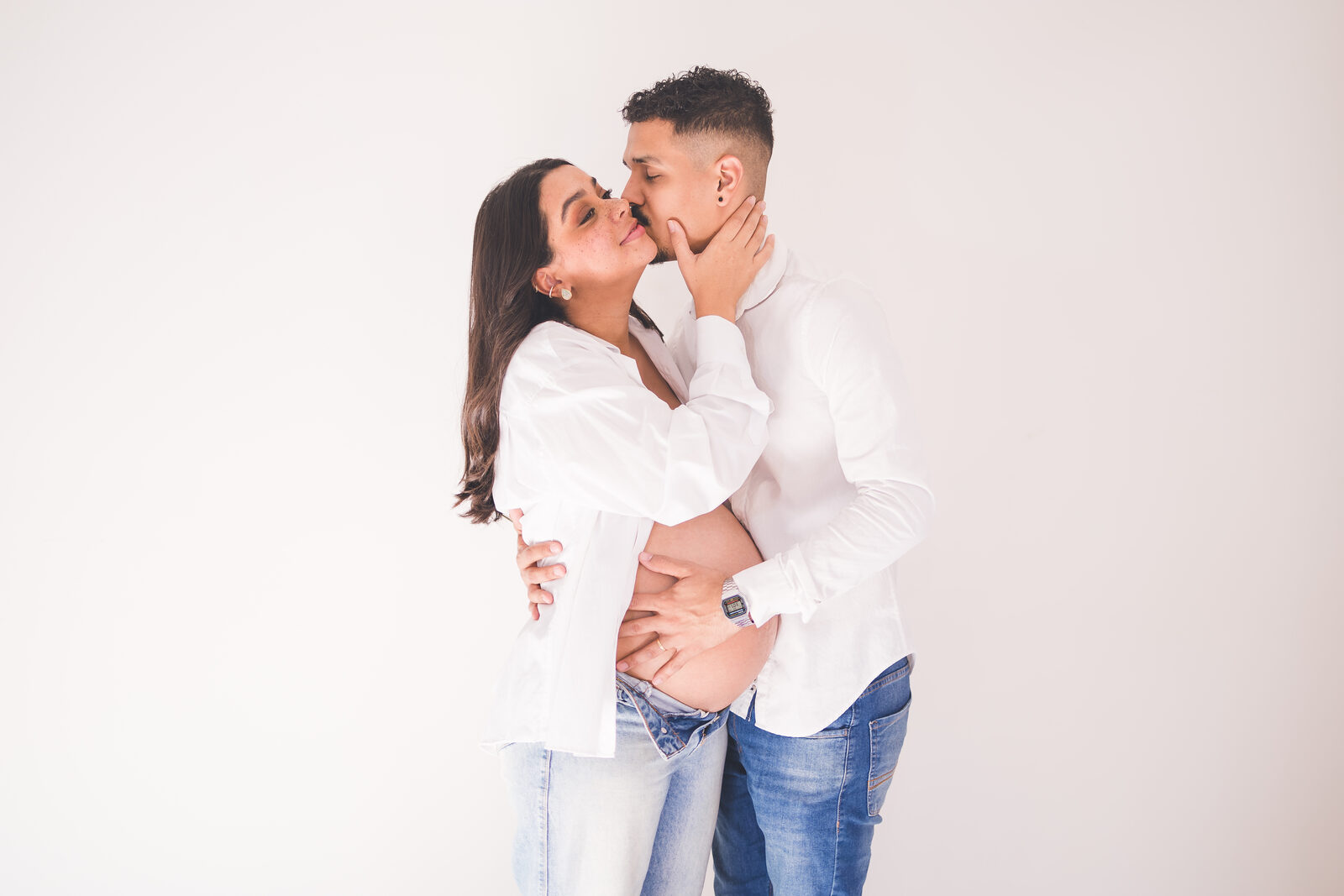 Ensaio gestante — beijo carinhoso no rosto