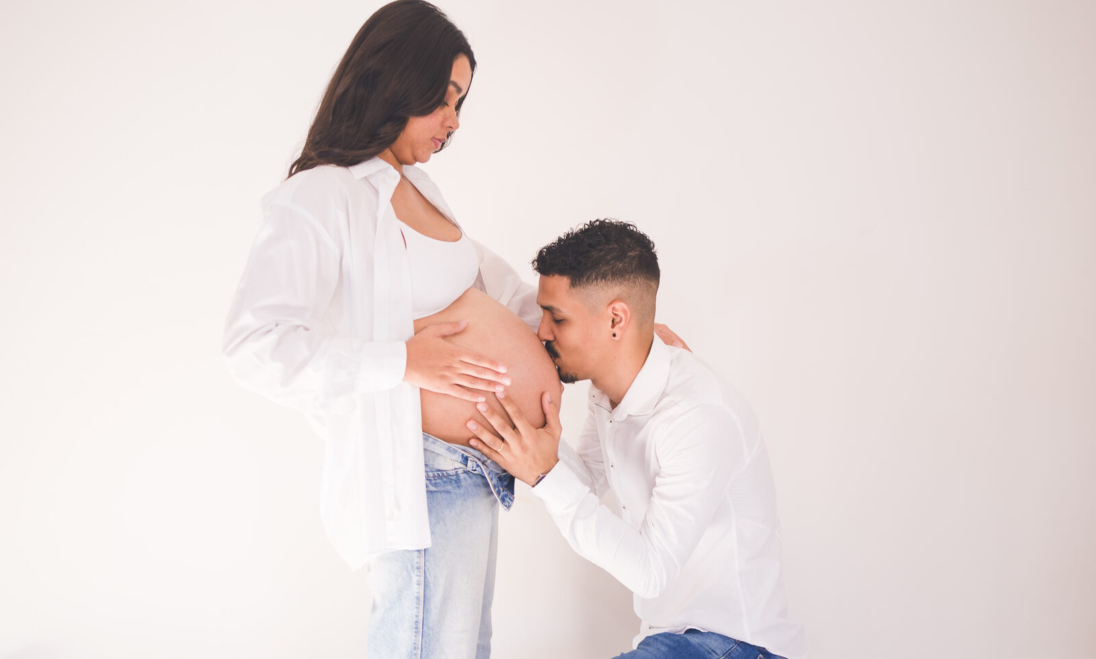 Beijo na barriga — ensaio fotográfico de gestante