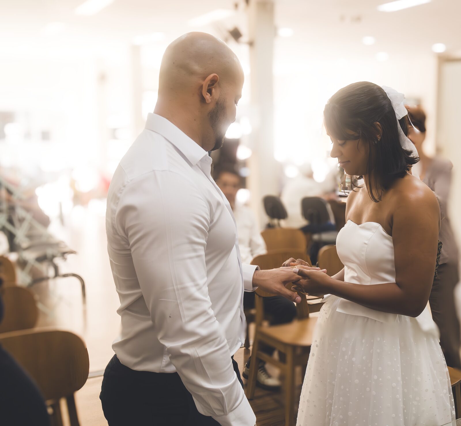 Troca de alianças em cerimônia de casamento — RBIT Fotografia