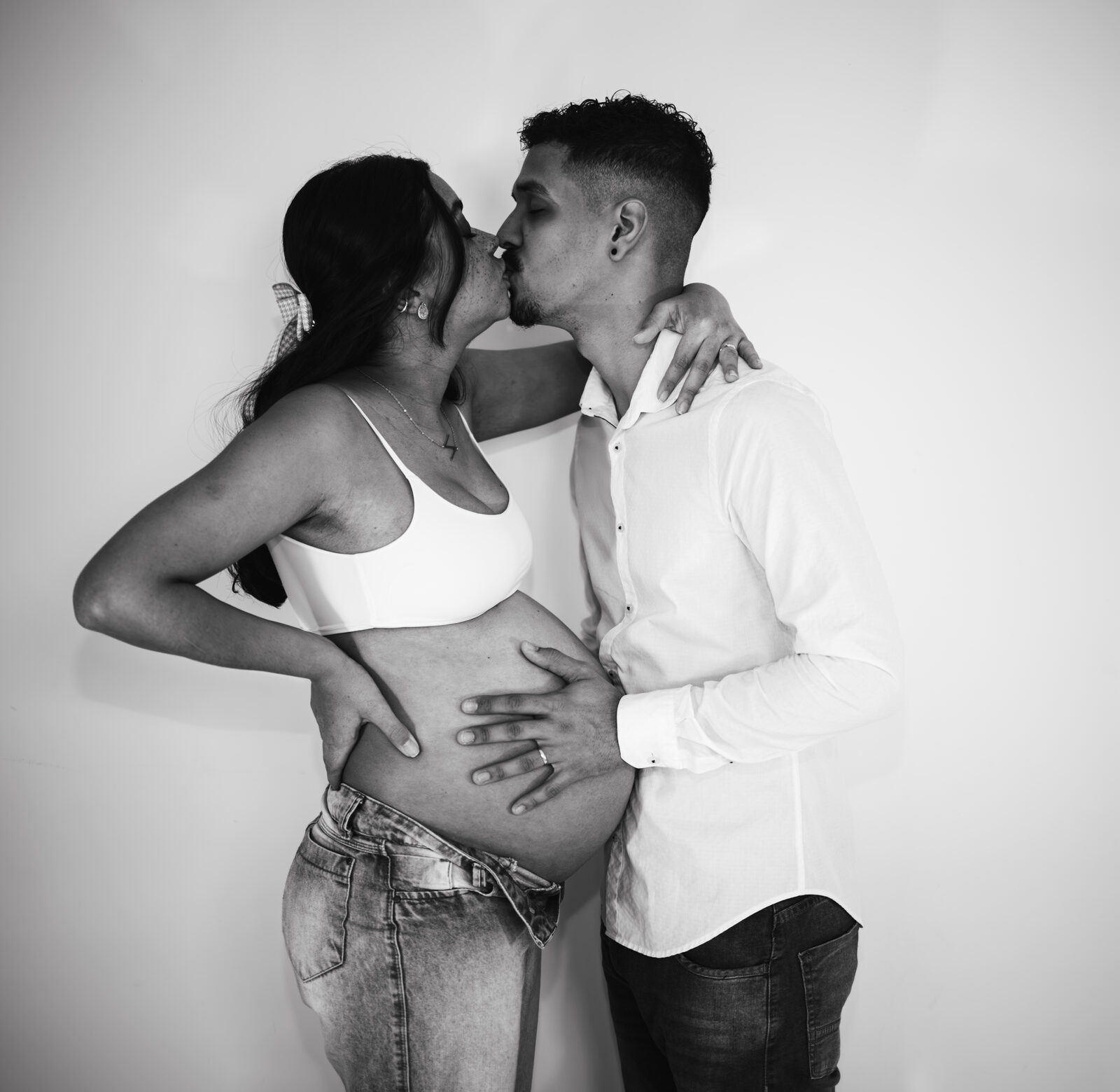 Ensaio gestante em preto e branco — RBIT Fotografia